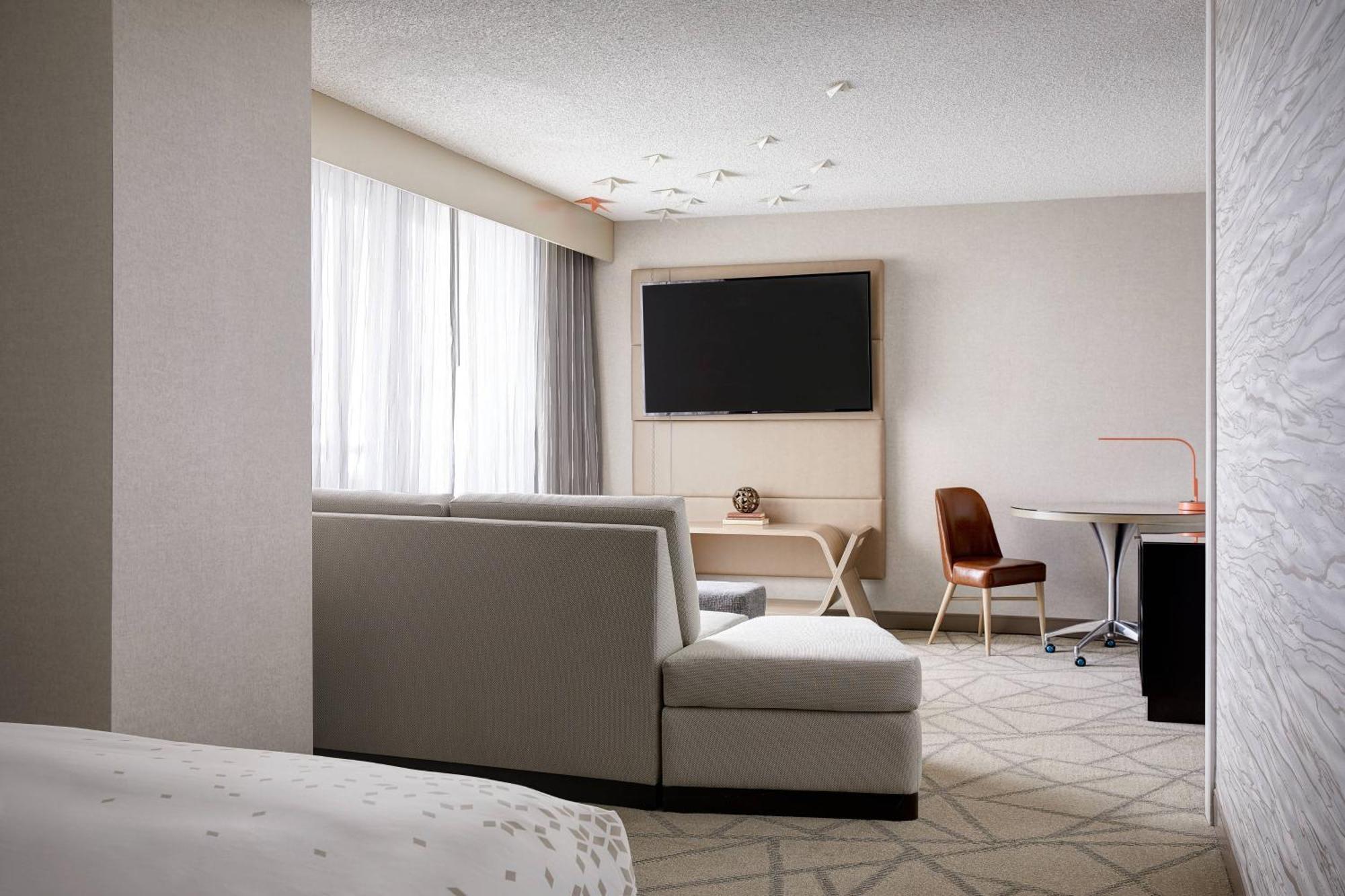 Renaissance & Conference Center 4*