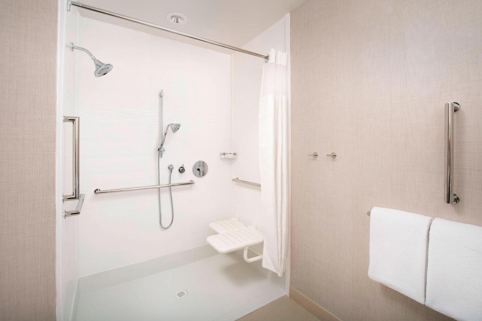 By Marriott Airport/convention Center Hotel 3*