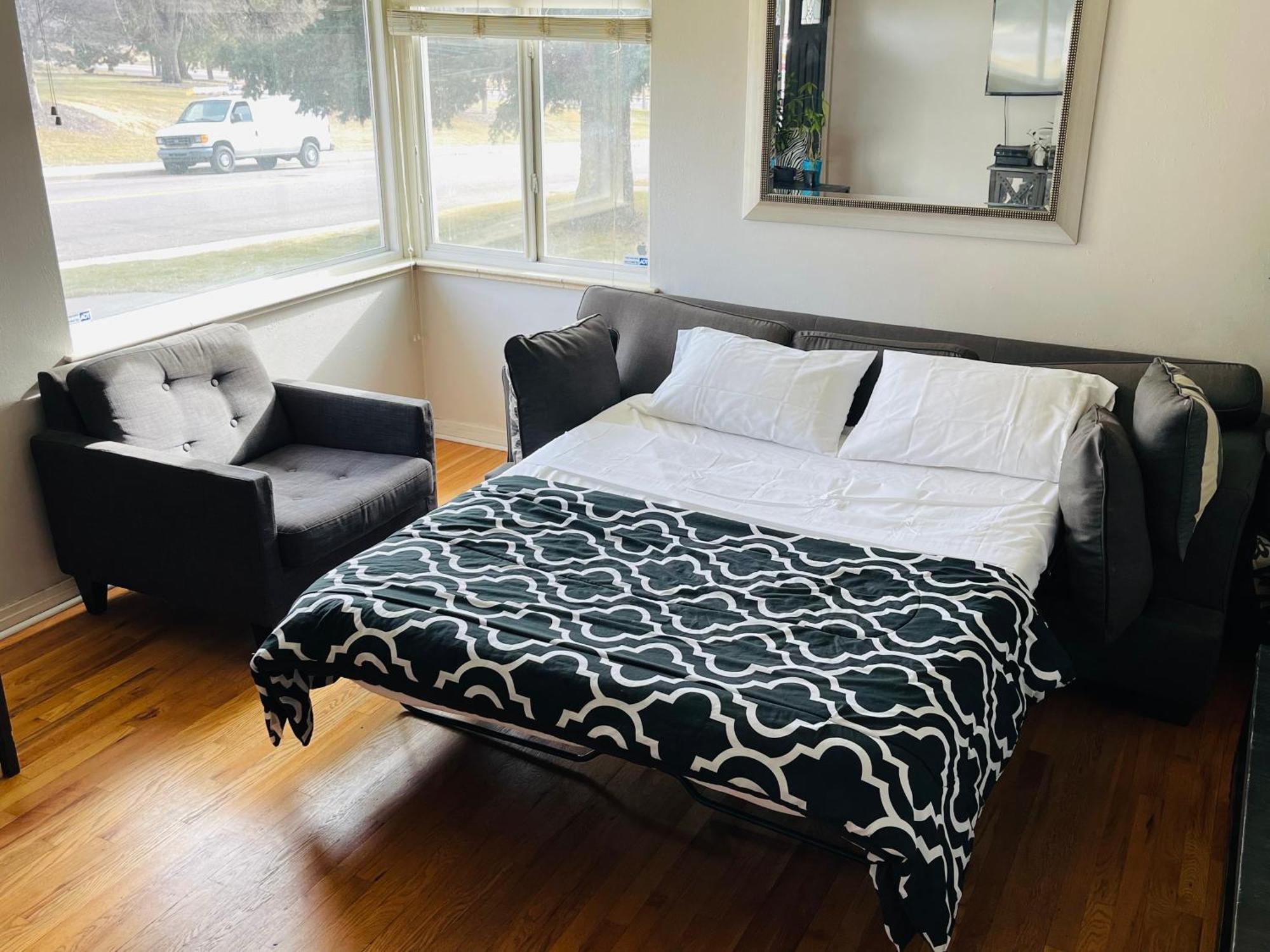 Homestay Shared House Denver- Queen Sleeper Sofa-24hr Self Check In One Person *