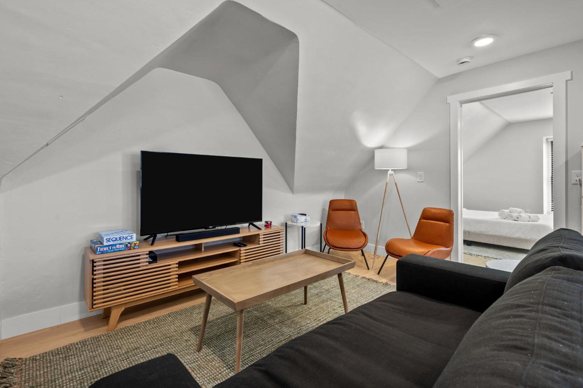 Broadway Dog-friendly Loft With Parking Denver