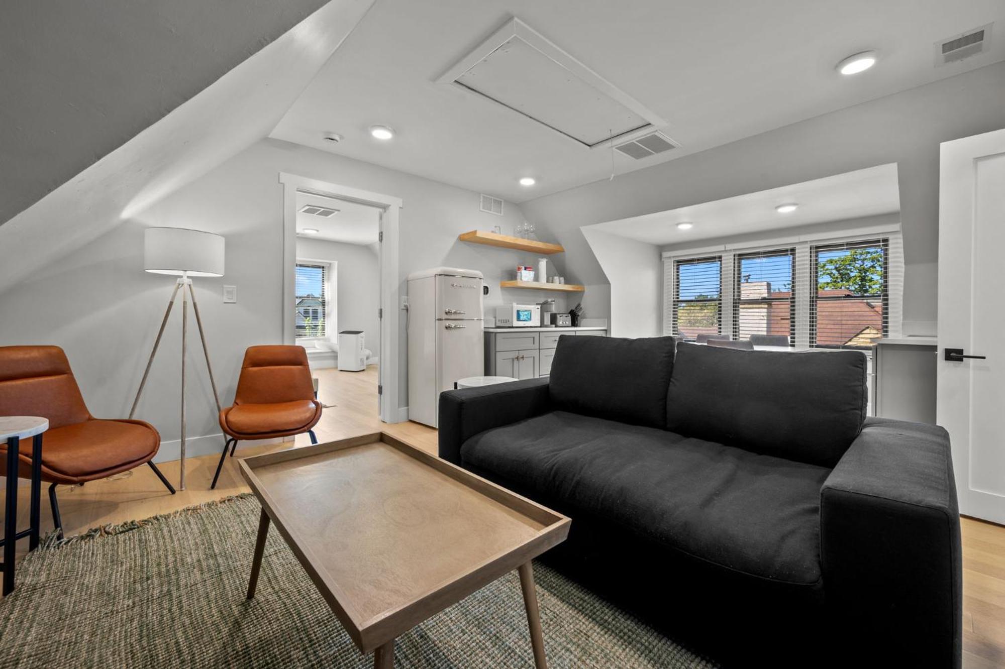 Broadway Dog-friendly Loft With Parking Denver