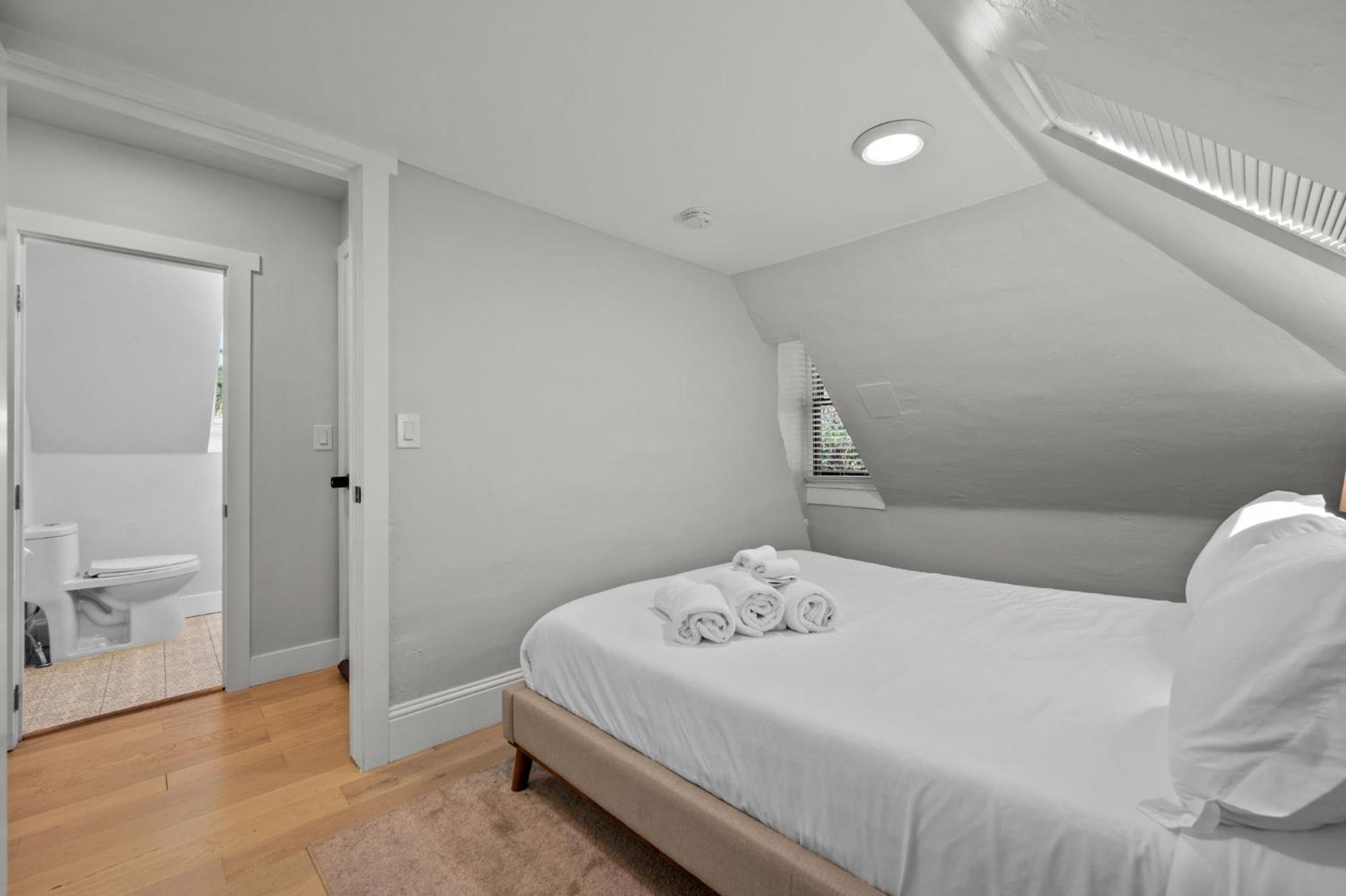 Broadway Dog-friendly Loft With Parking Apartment Denver