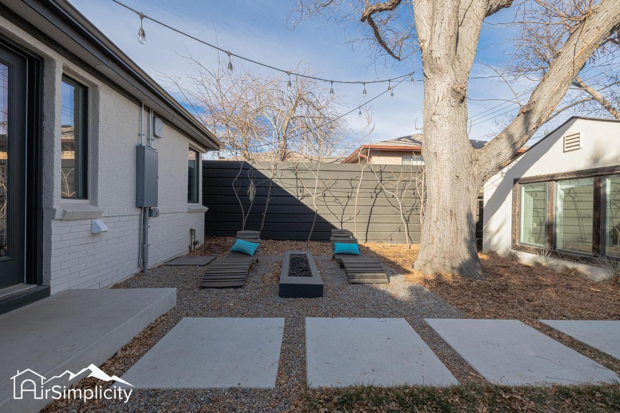 Sunny Carriage House 1 Brbath Patio Firepit *