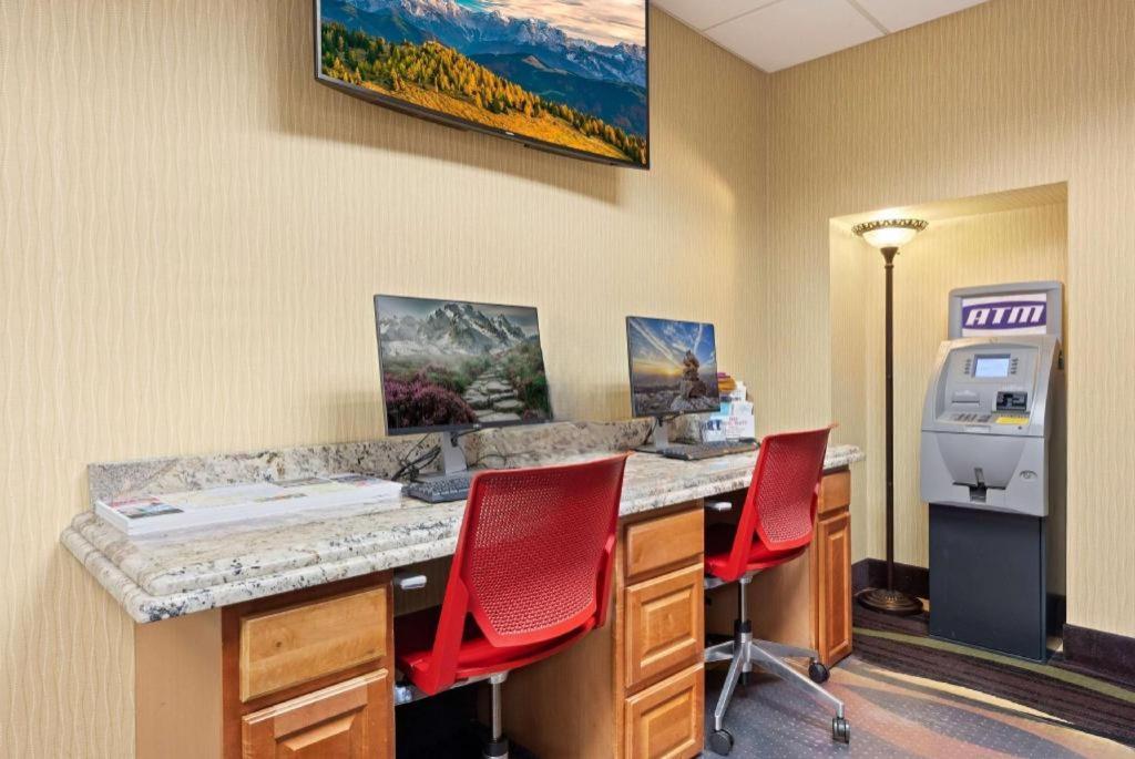 Hotel Americinn By Wyndham Airport 2*