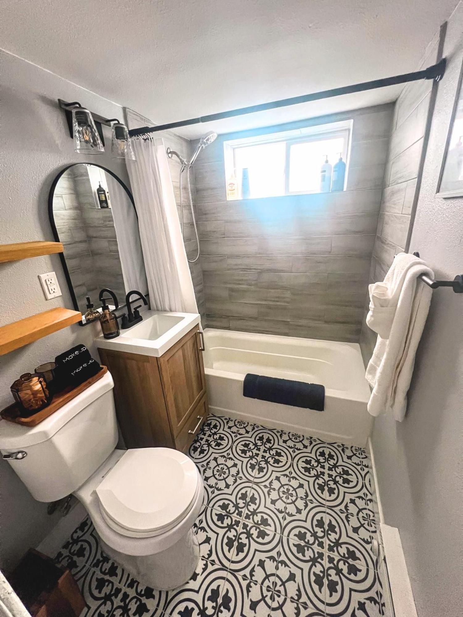 Stylish Retreat Close To Denver's Attractions & 20 Mins To Airport! *