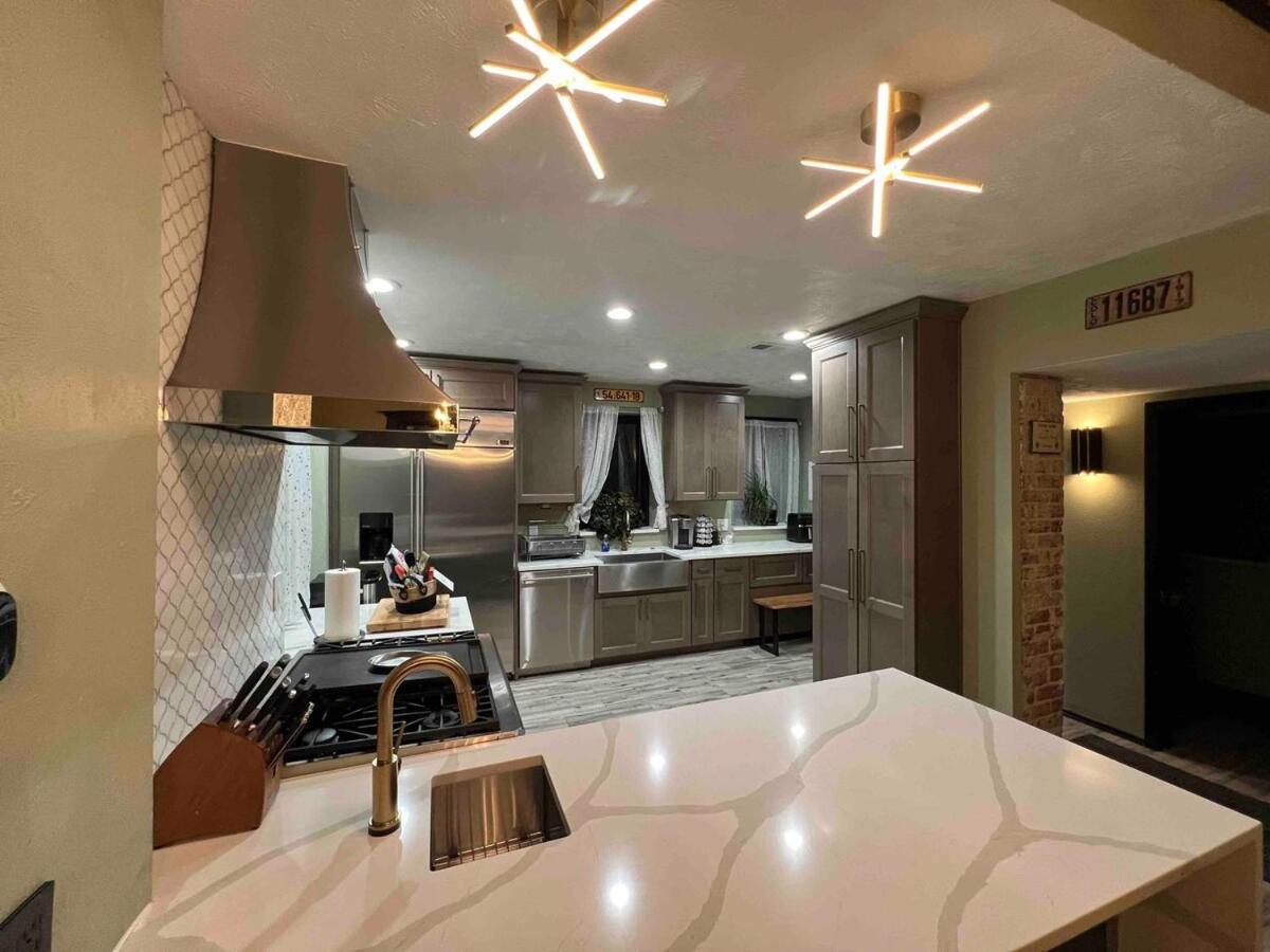 4 Bedroom Luxurious-gem Mansion In Heart Of *