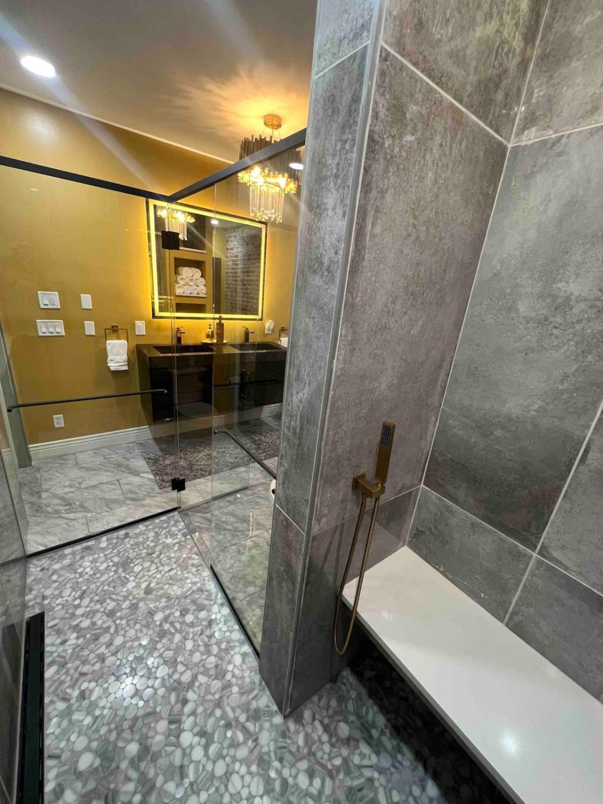 4 Bedroom Luxurious-gem Mansion In Heart Of