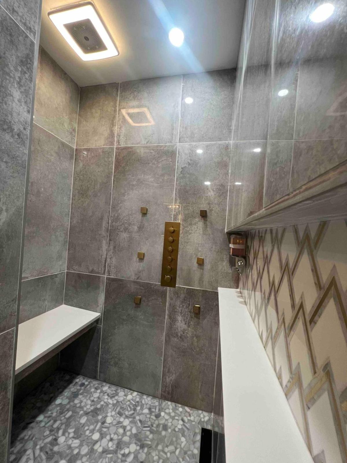 Holiday home 4 Bedroom Luxurious-gem Mansion In Heart Of *