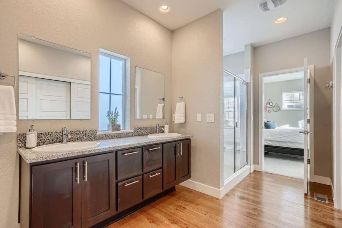 Mid Mod Retreat, 10 Mins To Downtown Holiday home *