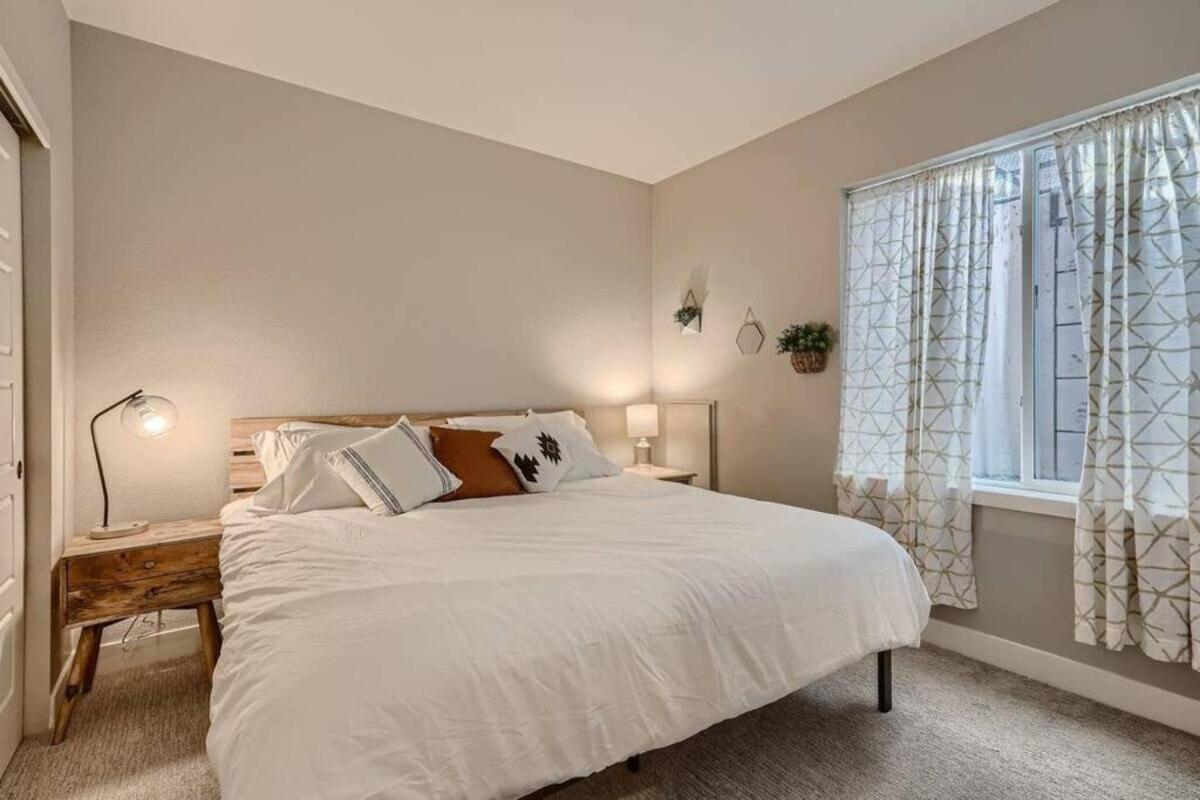 Mid Mod Retreat, 10 Mins To Downtown Holiday home