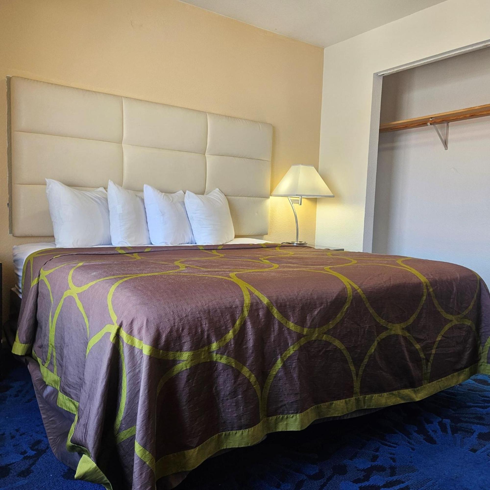 Super 8 By Wyndham Motel