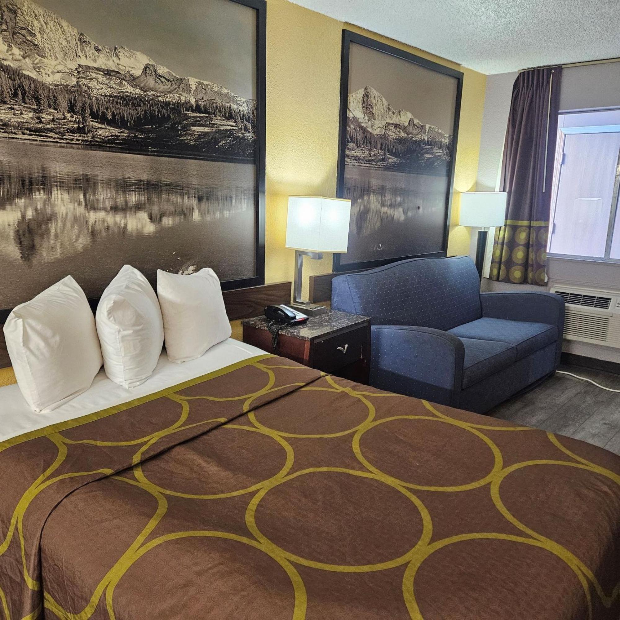 Super 8 By Wyndham Motel