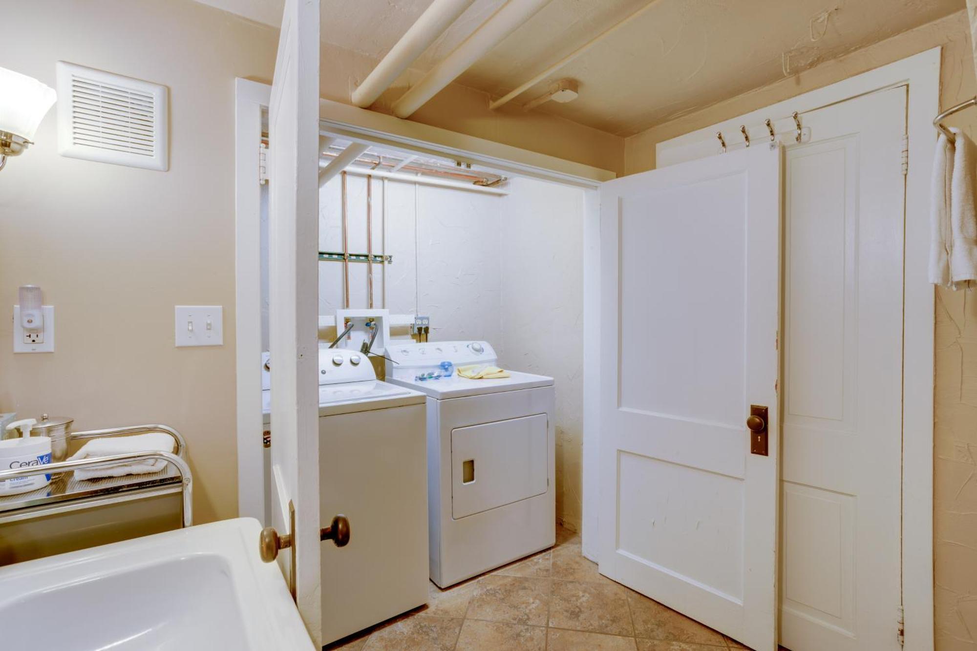 Centrally Located Retreat With Yard And Grill! * Denver