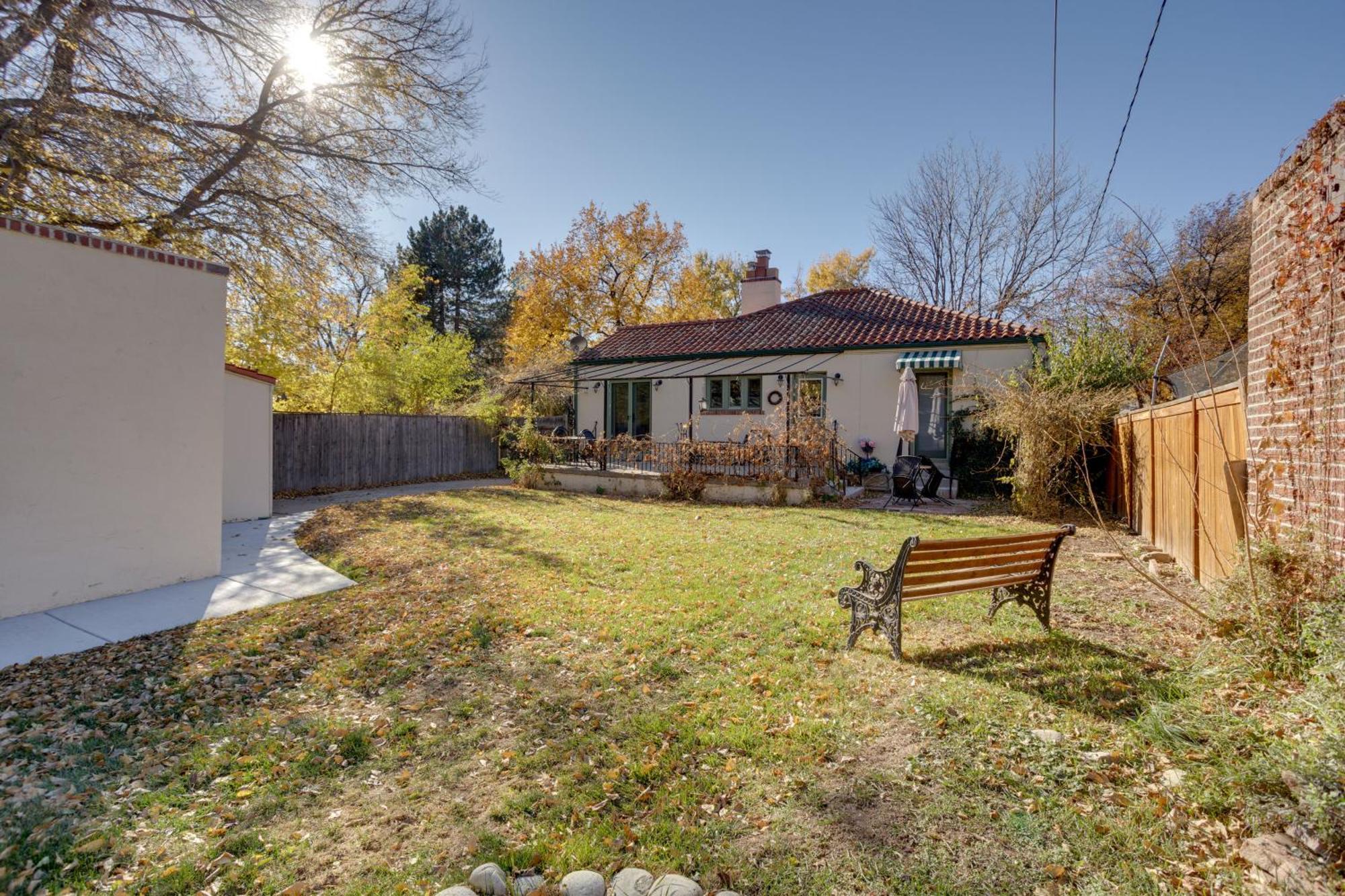 Centrally Located Retreat With Yard And Grill!