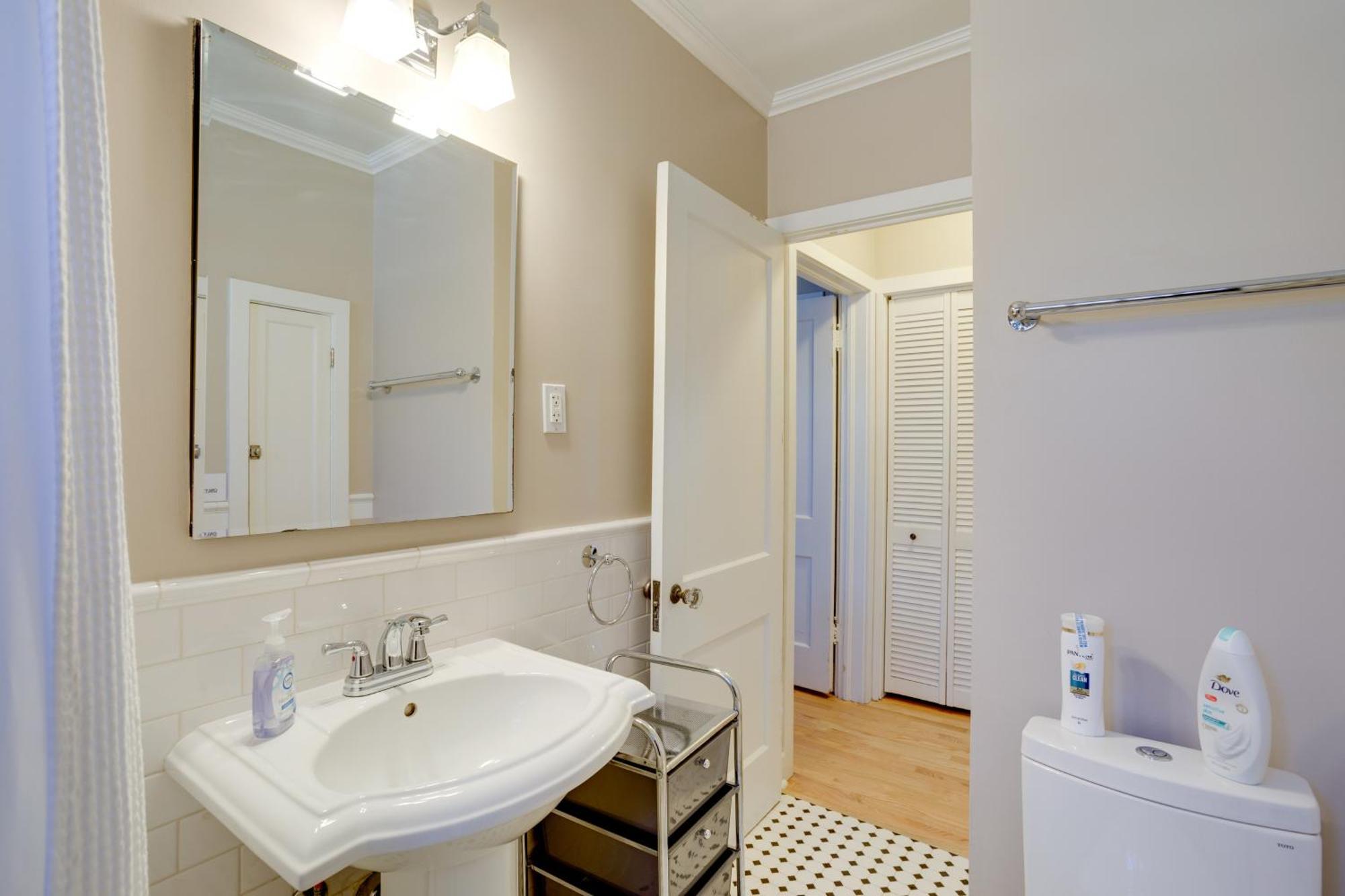Centrally Located Retreat With Yard And Grill! * Denver