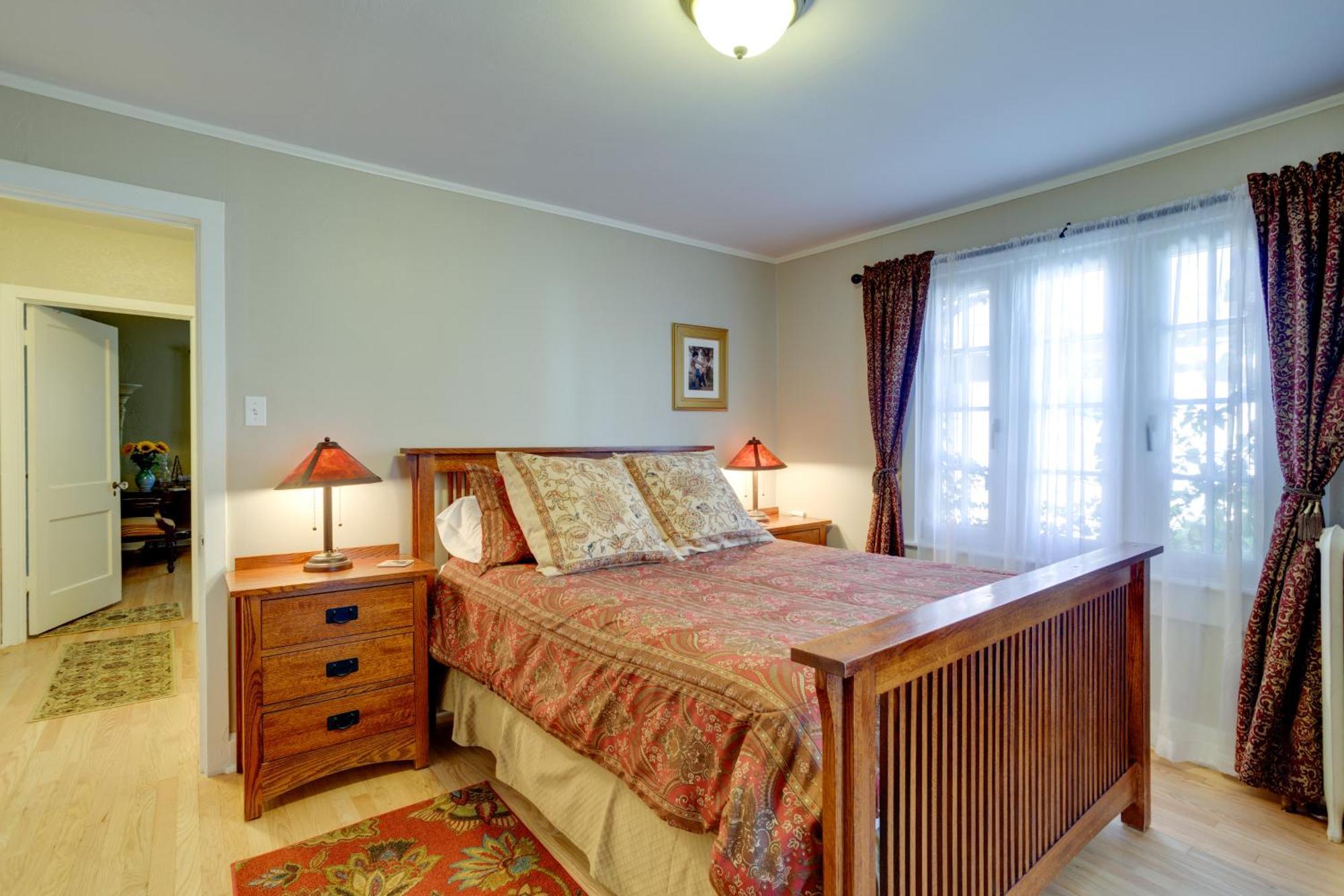 Centrally Located Retreat With Yard And Grill! Holiday home