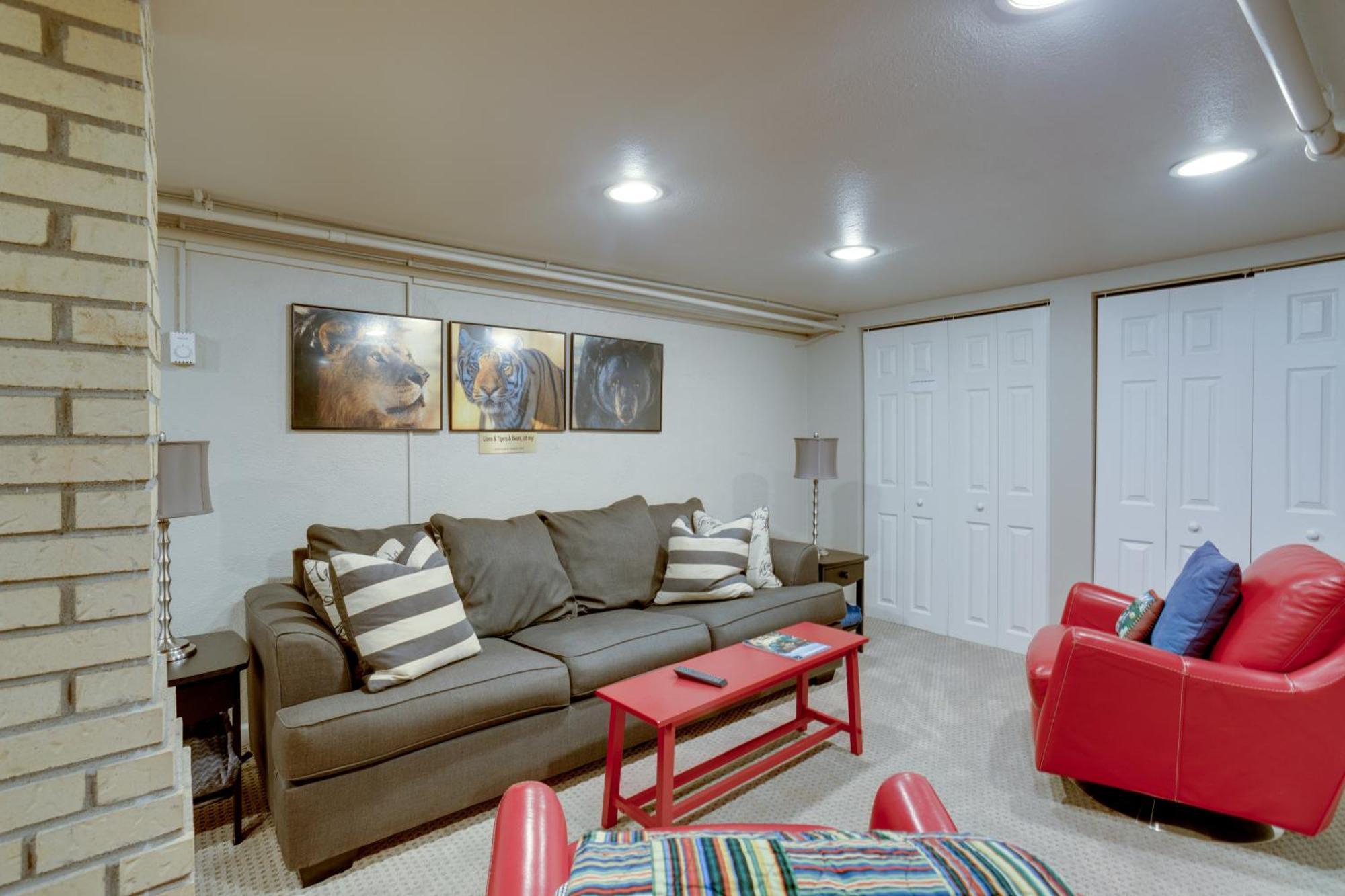 Holiday home Centrally Located Retreat With Yard And Grill! *