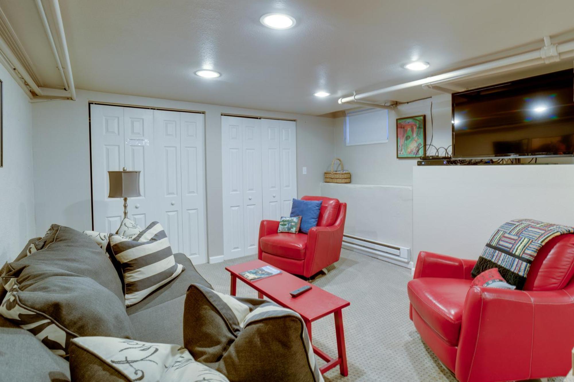Holiday home Centrally Located Retreat With Yard And Grill!