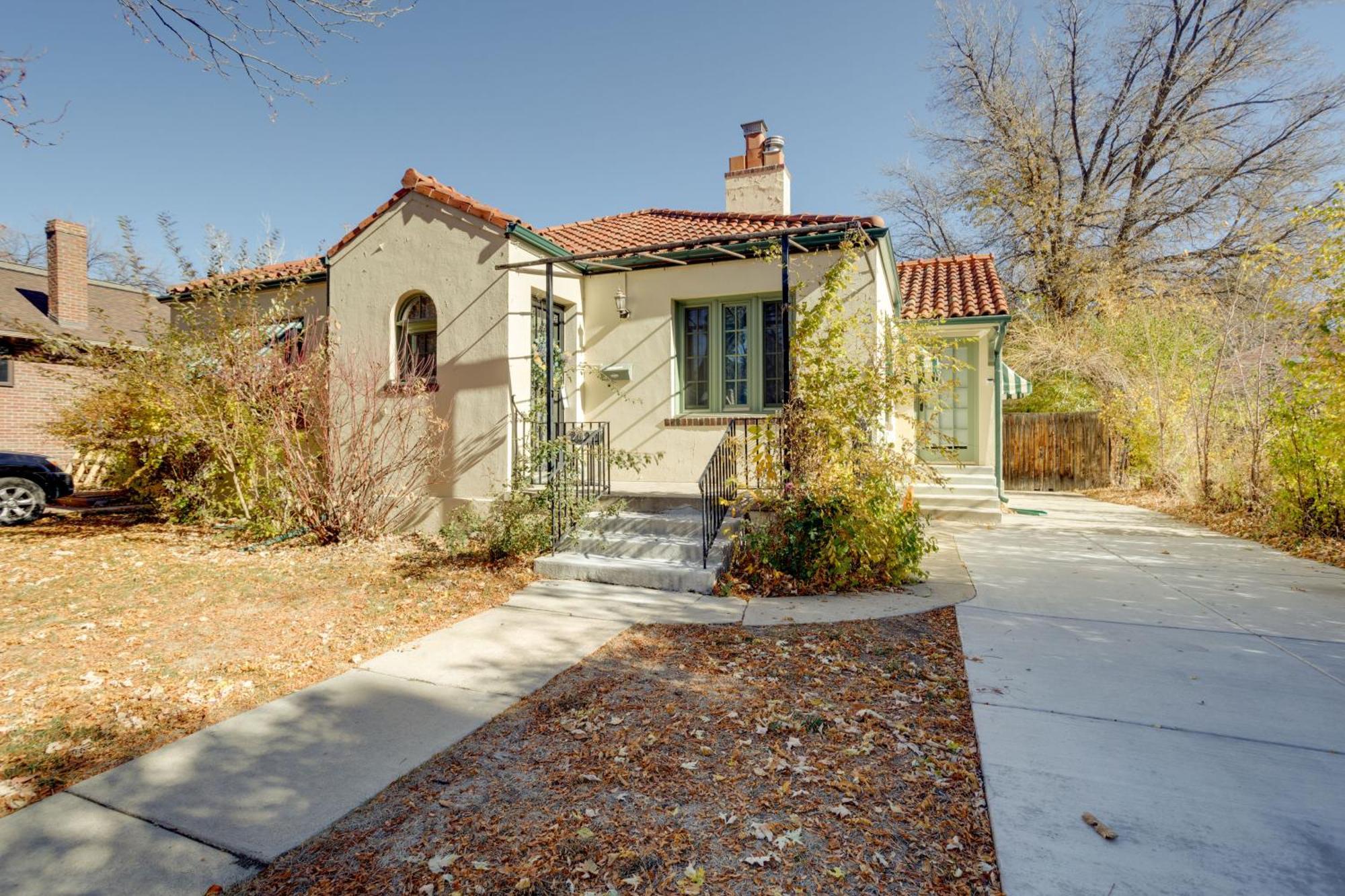 Holiday home Centrally Located Retreat With Yard And Grill! *