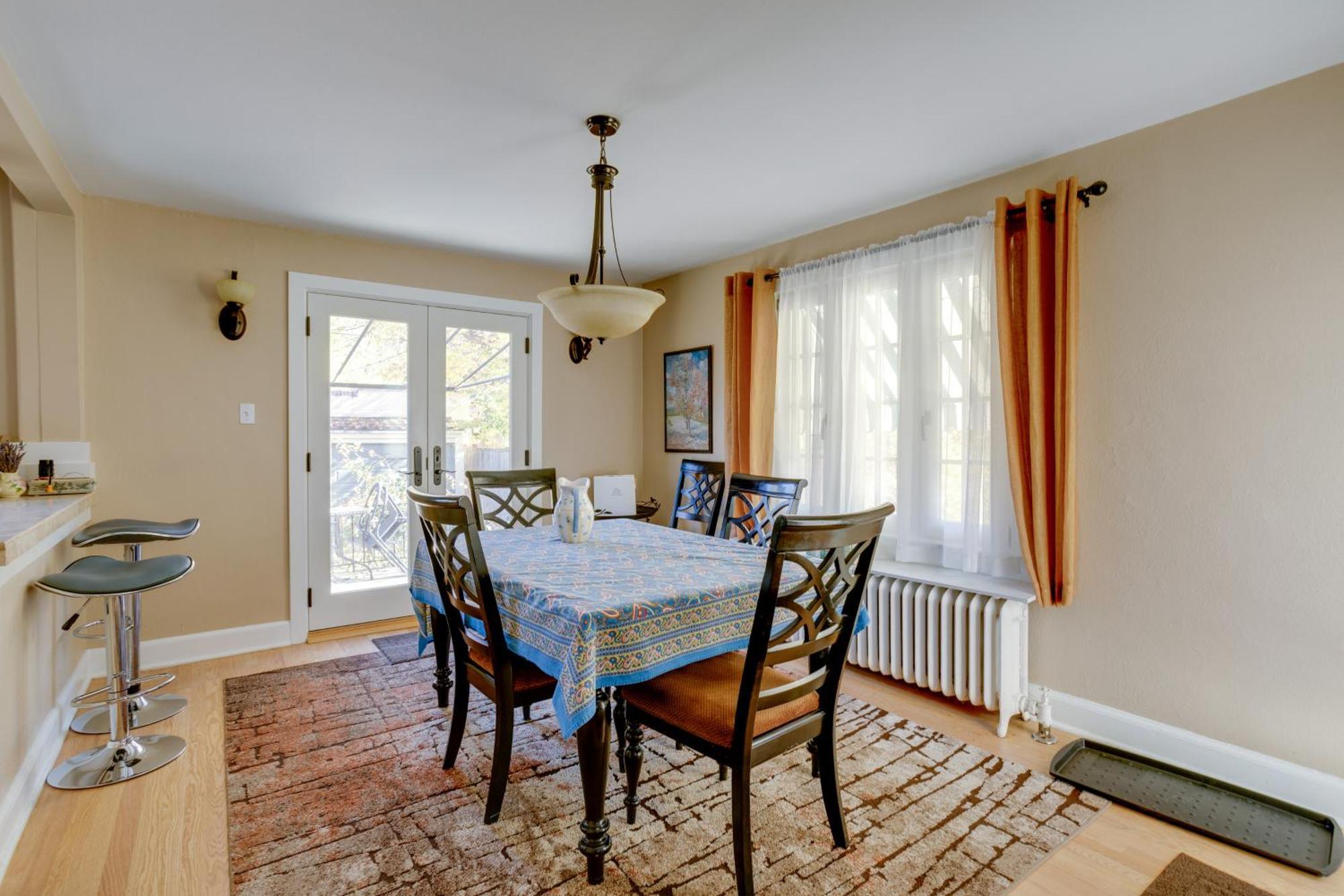 Centrally Located Retreat With Yard And Grill! *