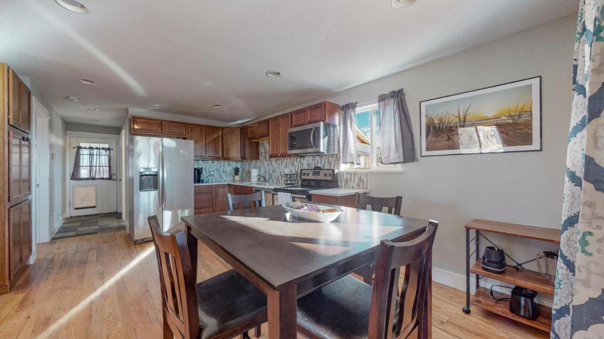 3 Bed With Huge Yard Near Hidden Holiday home Denver