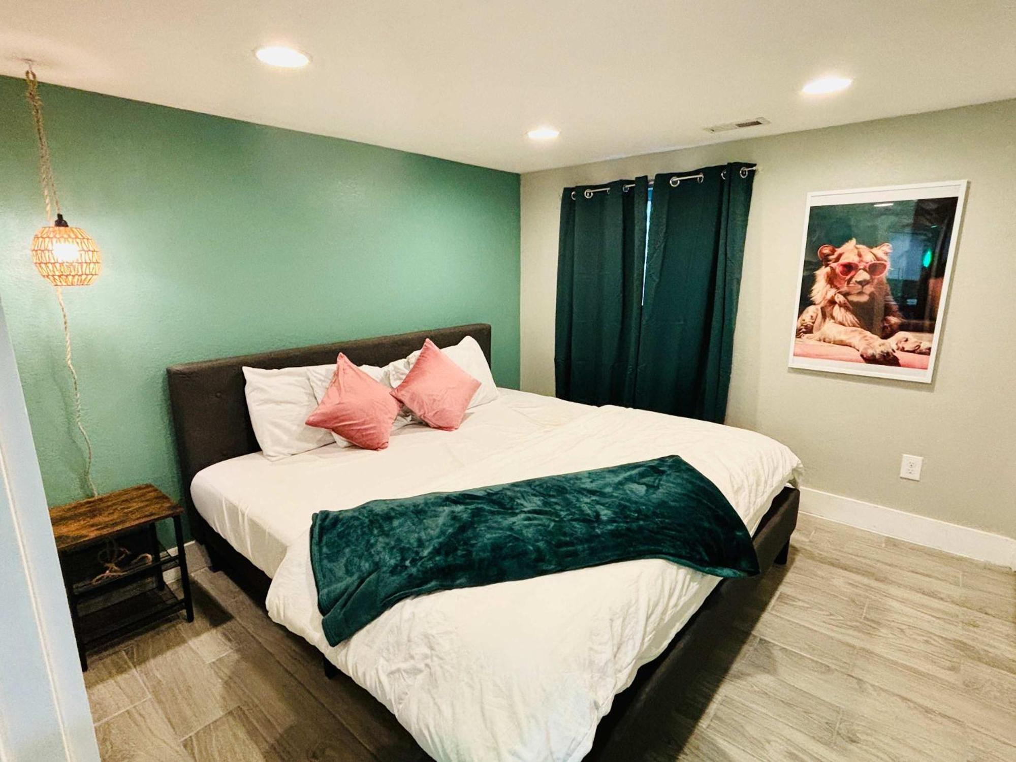 3 Bed With Huge Yard Near Hidden * Denver