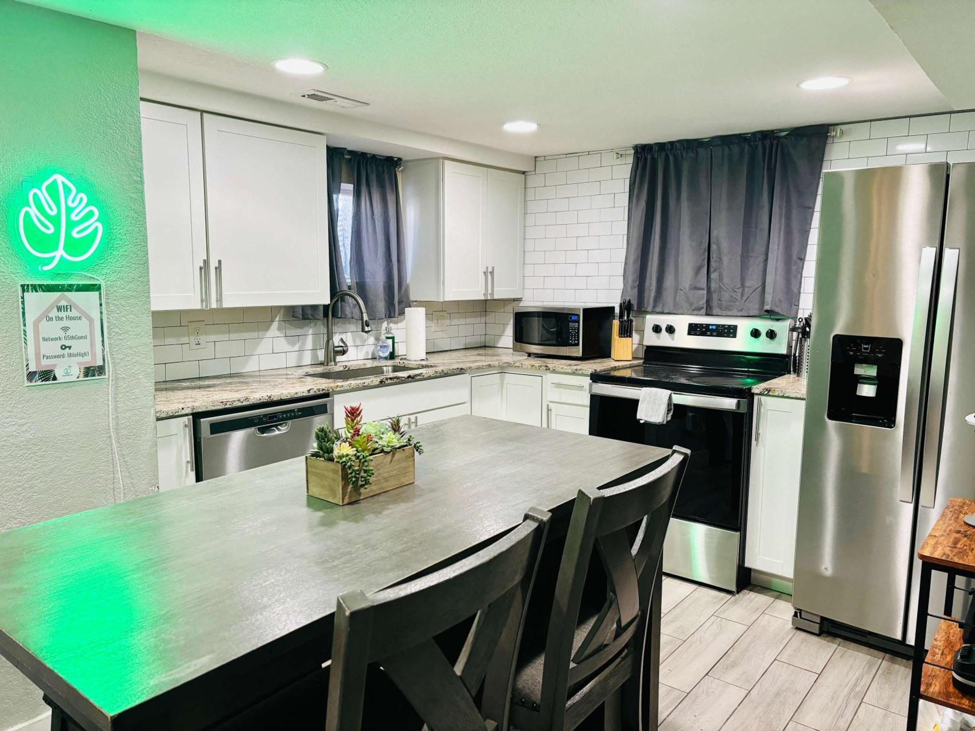 3 Bed With Huge Yard Near Hidden Holiday home Denver