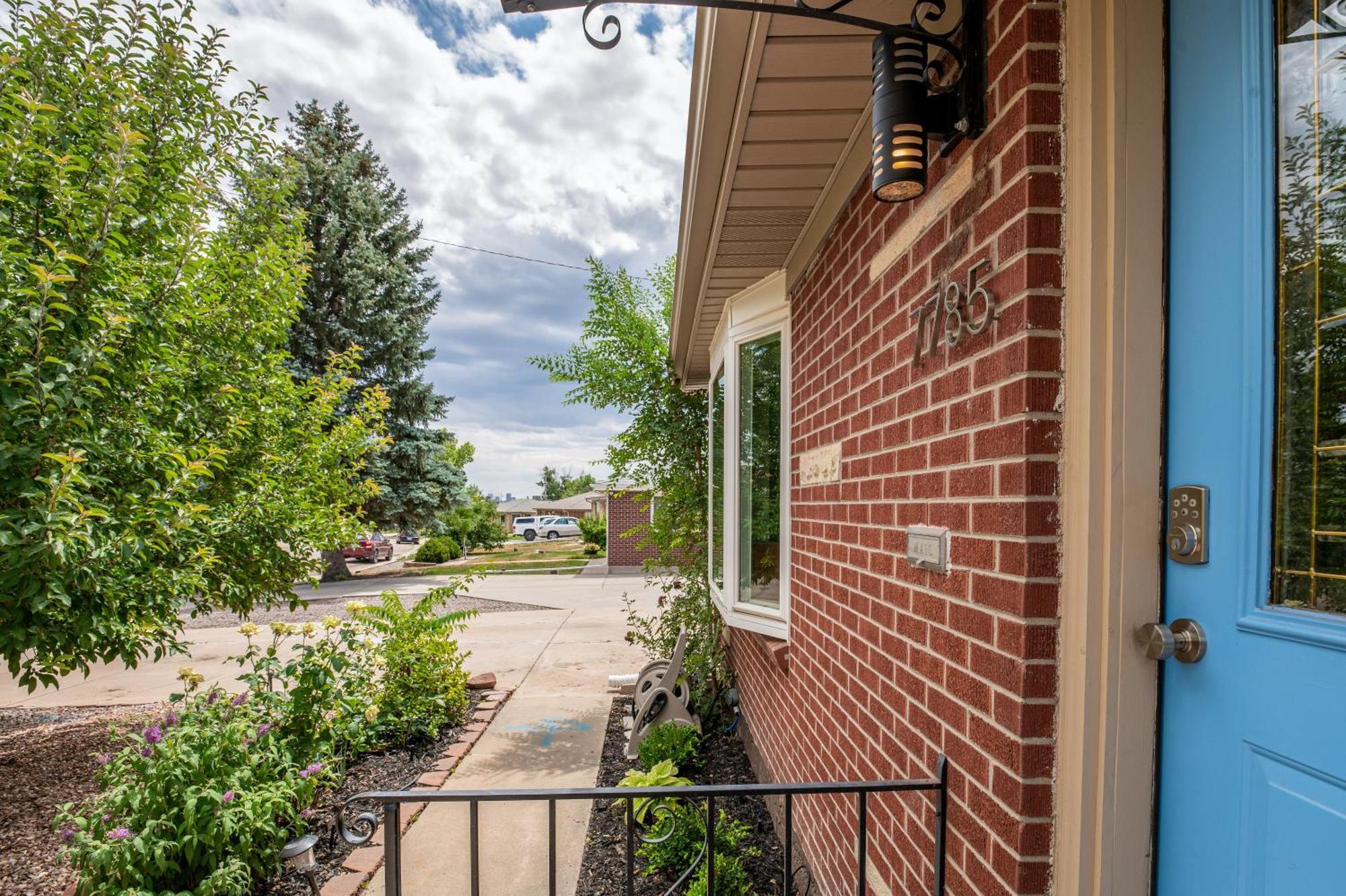 Cozy Oasis Games & Firepit Blazing Wifi Holiday home Denver