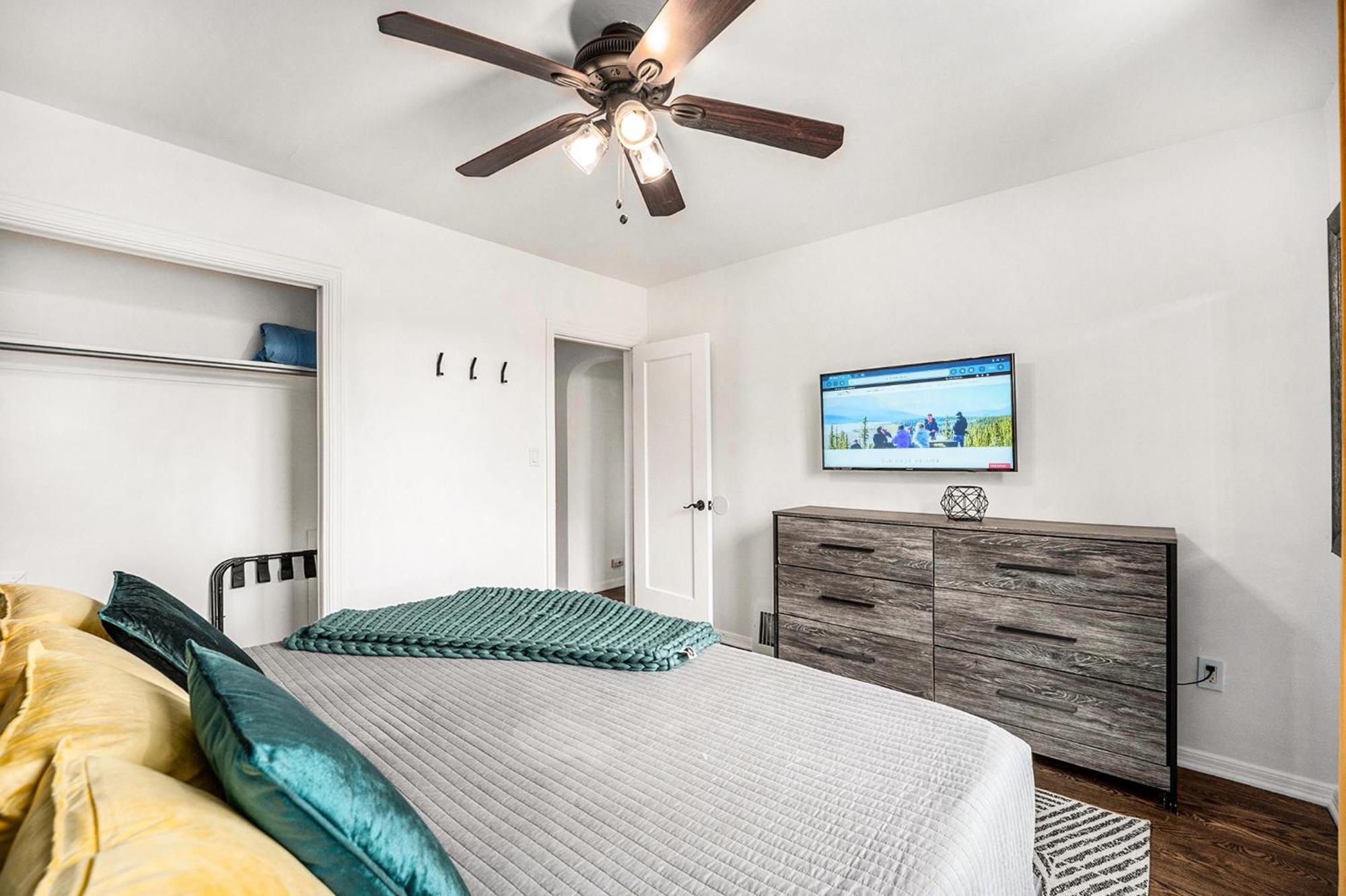 The Coloradical Crashpad! W Fire Pit & Hot Tub Holiday home Denver