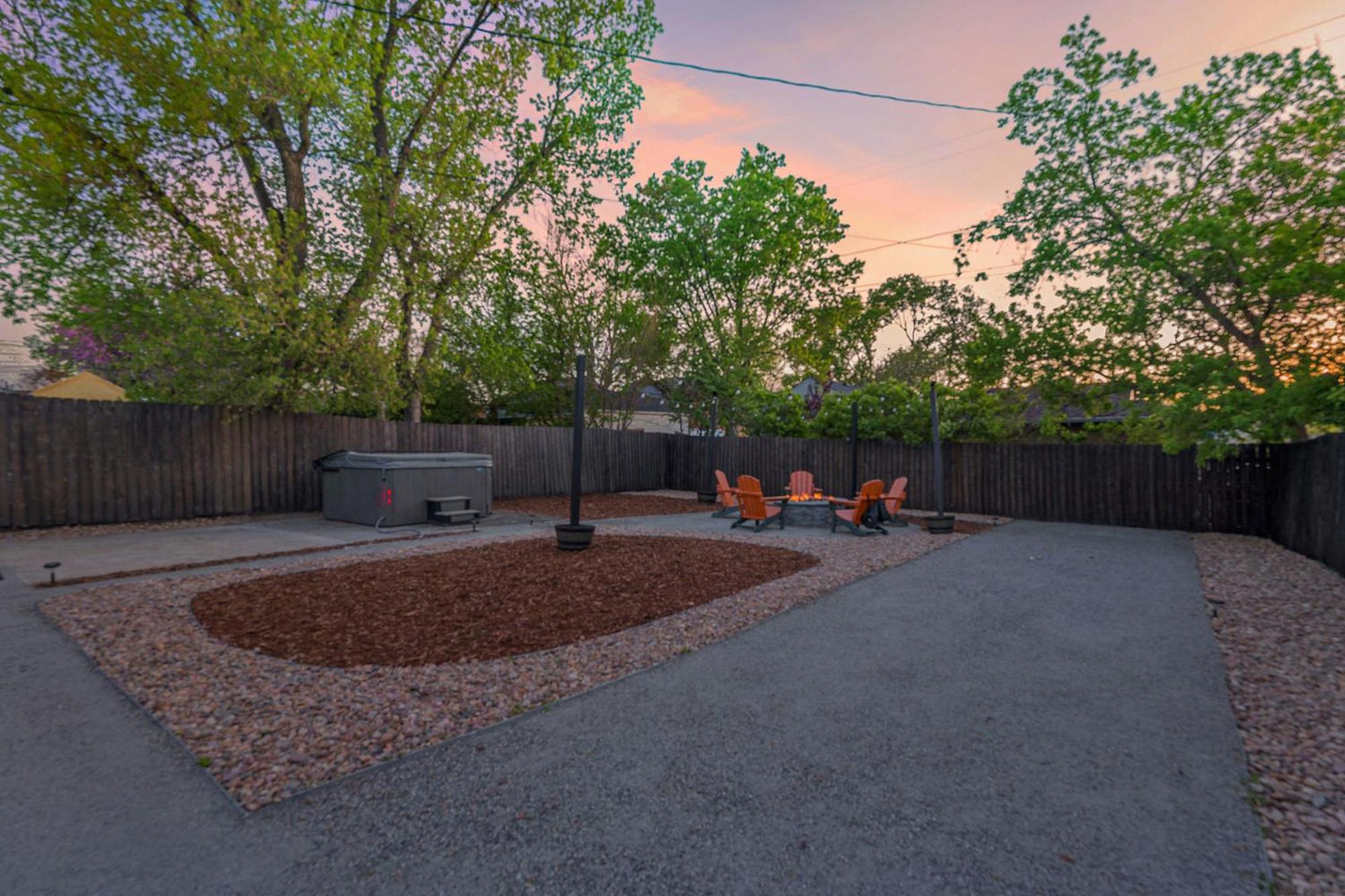 The Coloradical Crashpad! W Fire Pit & Hot Tub *