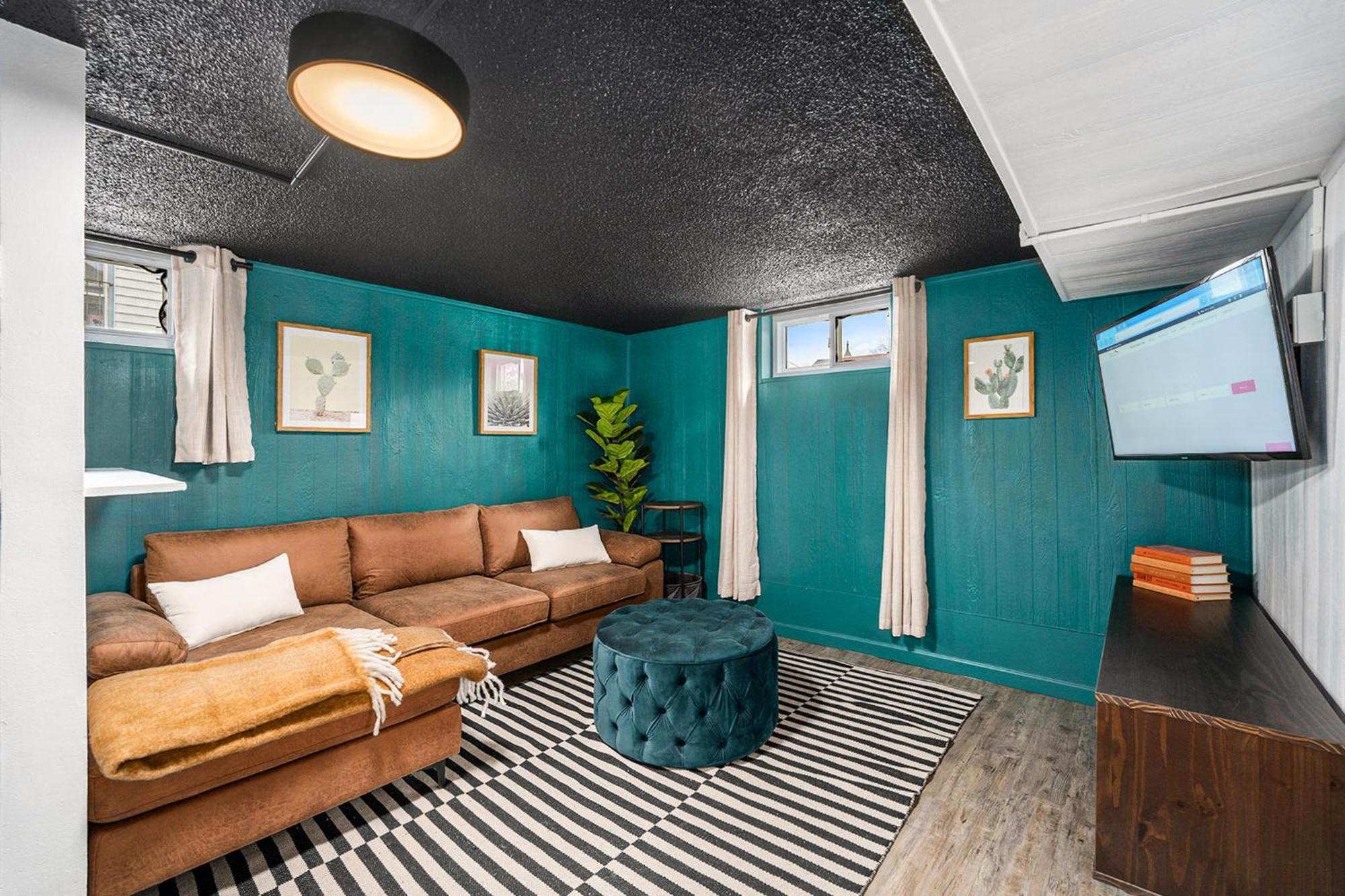 The Coloradical Crashpad! W Fire Pit & Hot Tub Denver