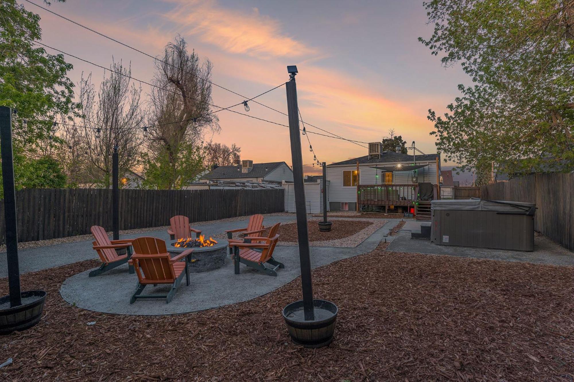 The Coloradical Crashpad! W Fire Pit & Hot Tub Holiday home Denver