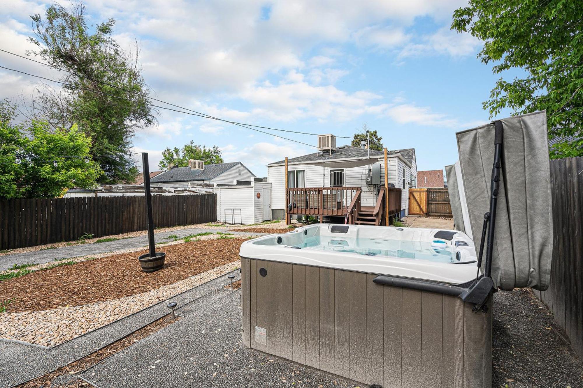 Holiday home The Coloradical Crashpad! W Fire Pit & Hot Tub *