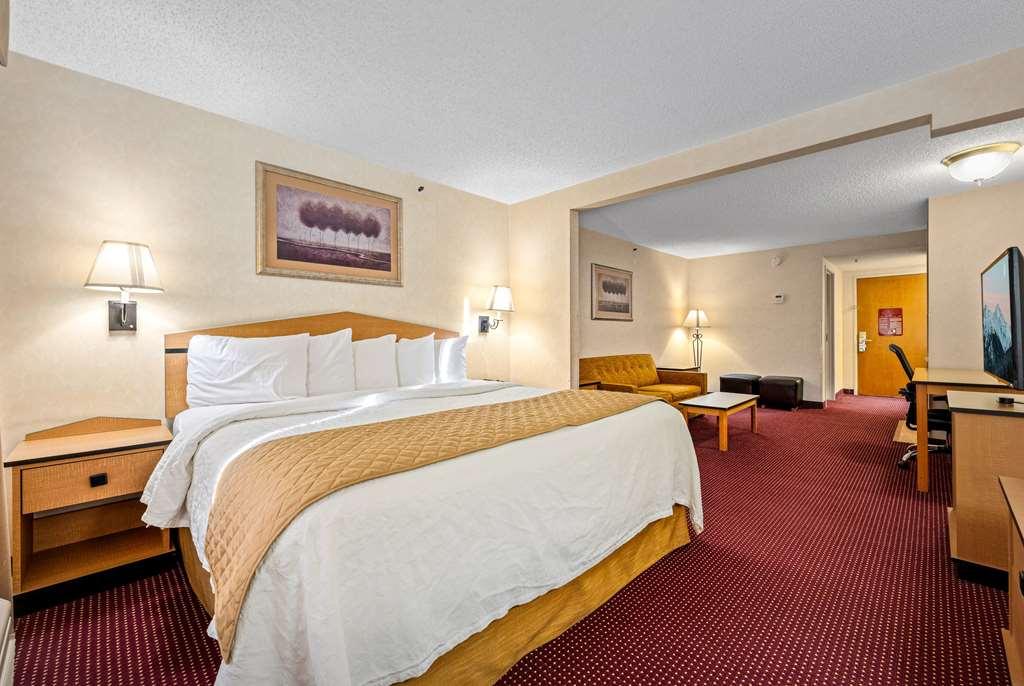 Americinn & International Airport