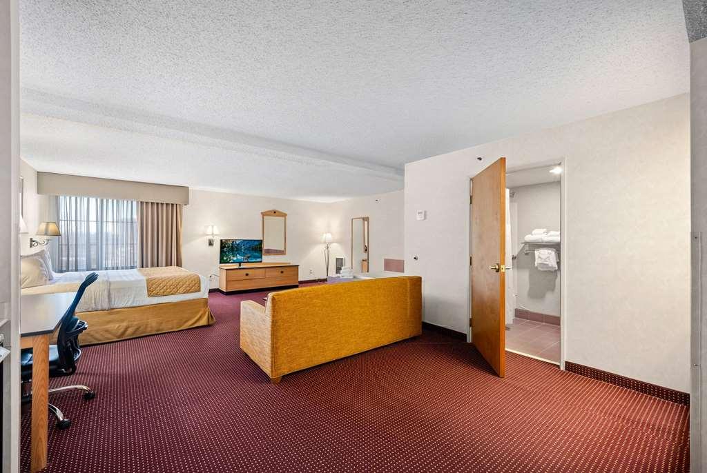Americinn & International Airport Hotel