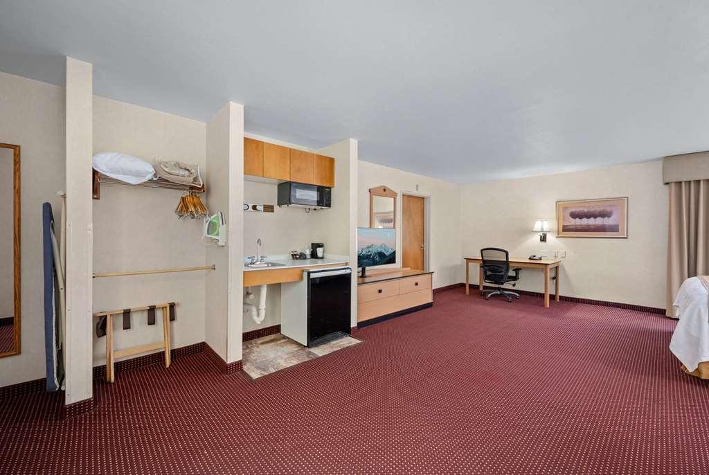 Americinn & International Airport Hotel 2*