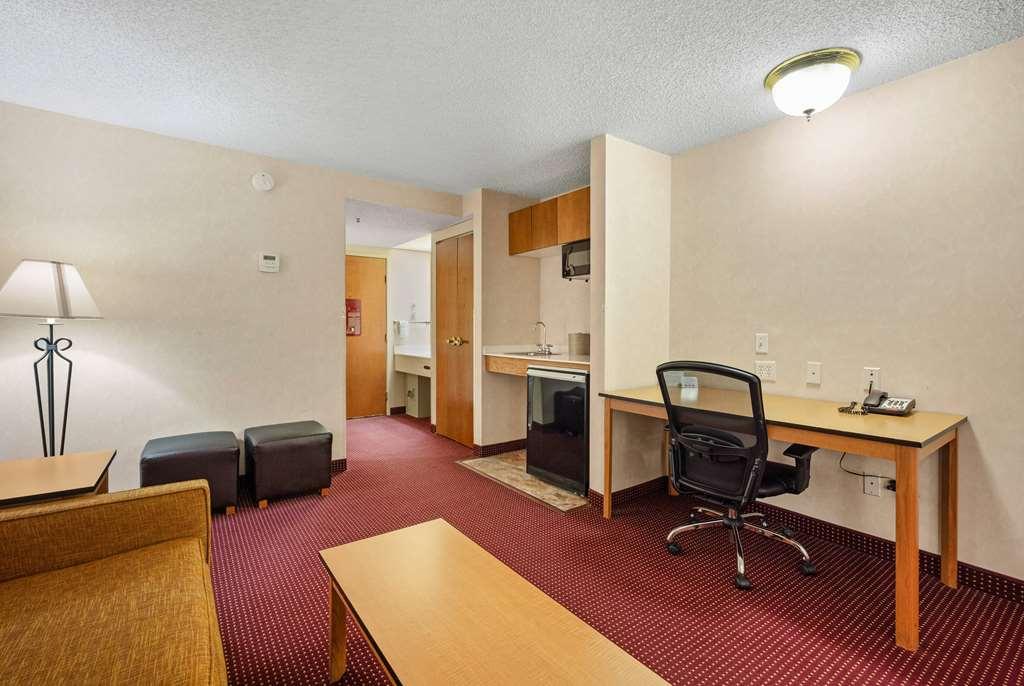 Hotel Americinn & International Airport