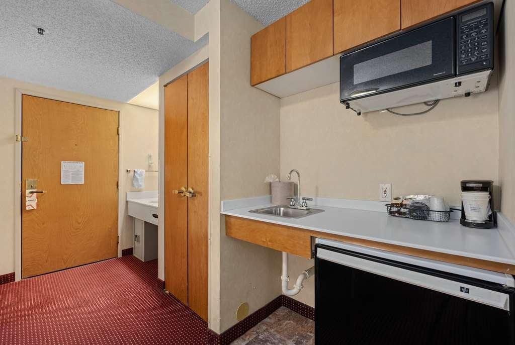 Americinn & International Airport Hotel 2*