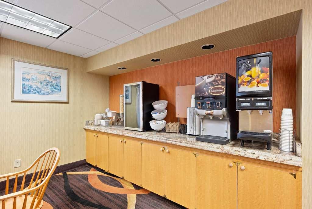 Americinn & International Airport Hotel 2*