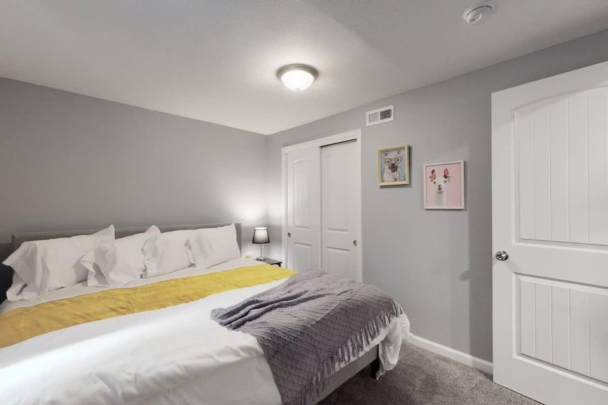 Bright Basement Unit With Large Yard And Sunroom Holiday home *