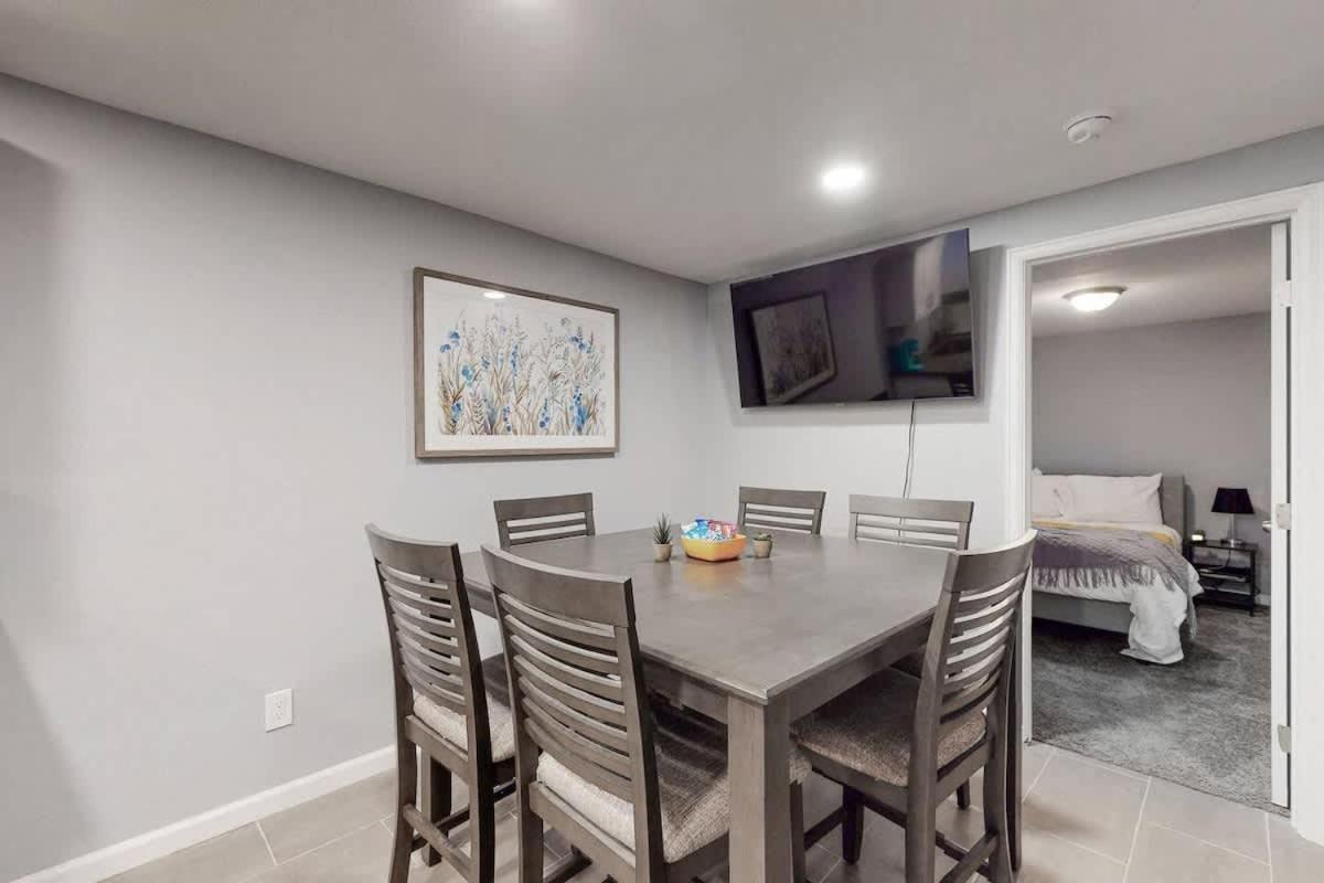 Holiday home Bright Basement Unit With Large Yard And Sunroom *
