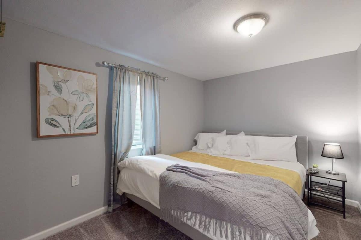 Bright Basement Unit With Large Yard And Sunroom Denver