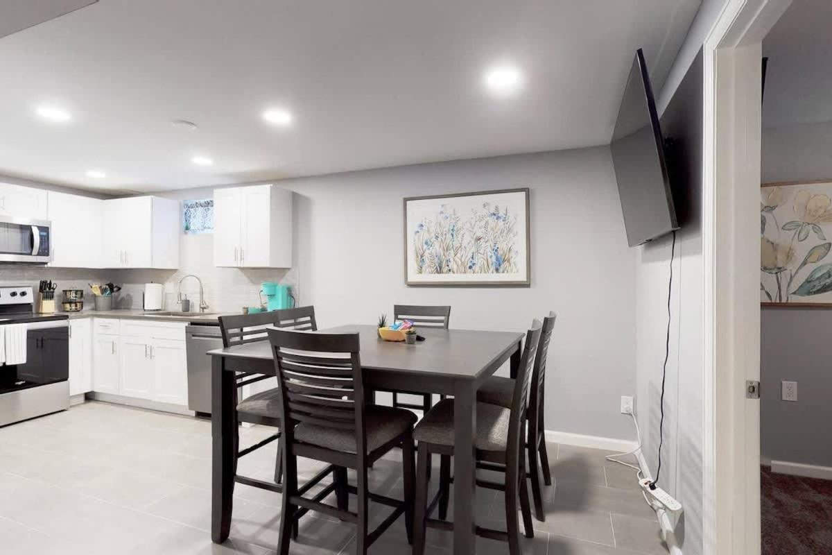 Holiday home Bright Basement Unit With Large Yard And Sunroom *
