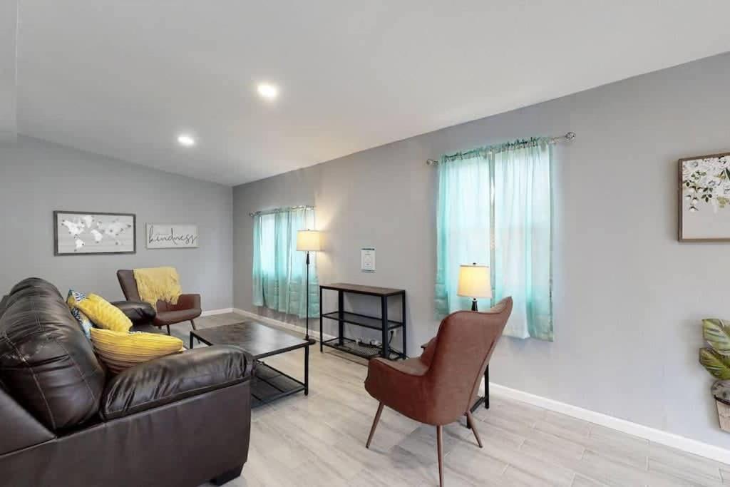 Bright Basement Unit With Large Yard And Sunroom Holiday home Denver