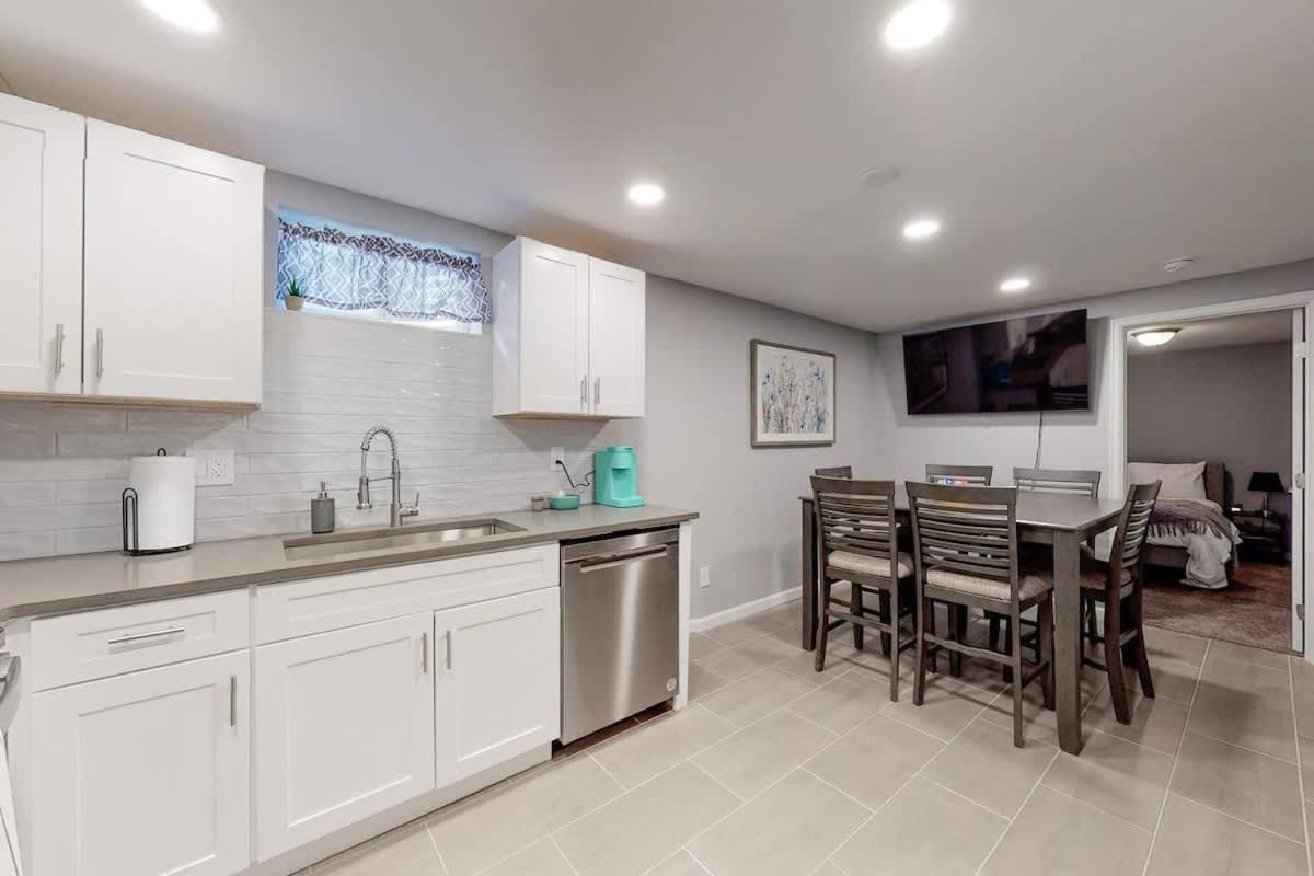 Holiday home Bright Basement Unit With Large Yard And Sunroom