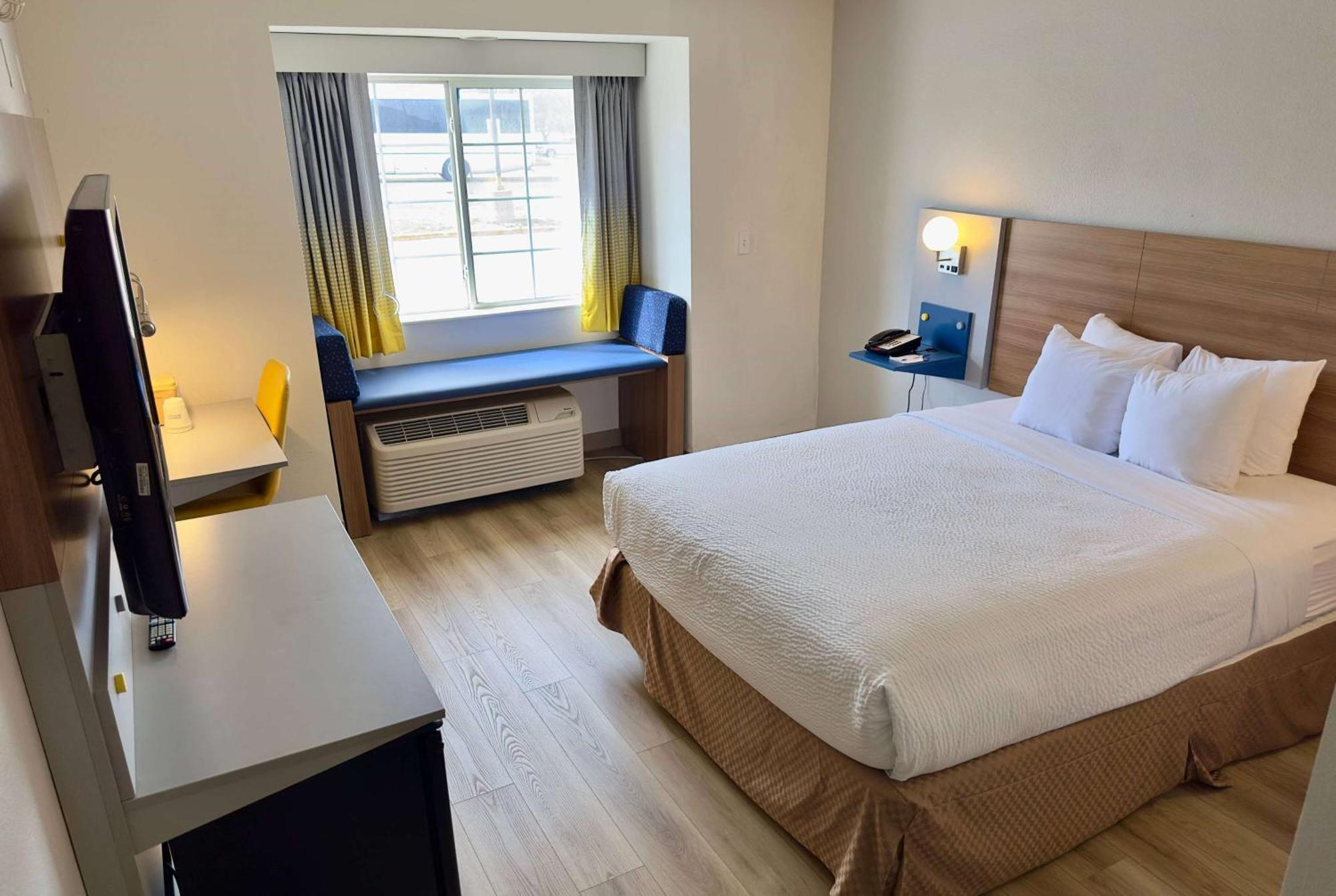 Microtel & By Wyndham Airport Hotel 2*