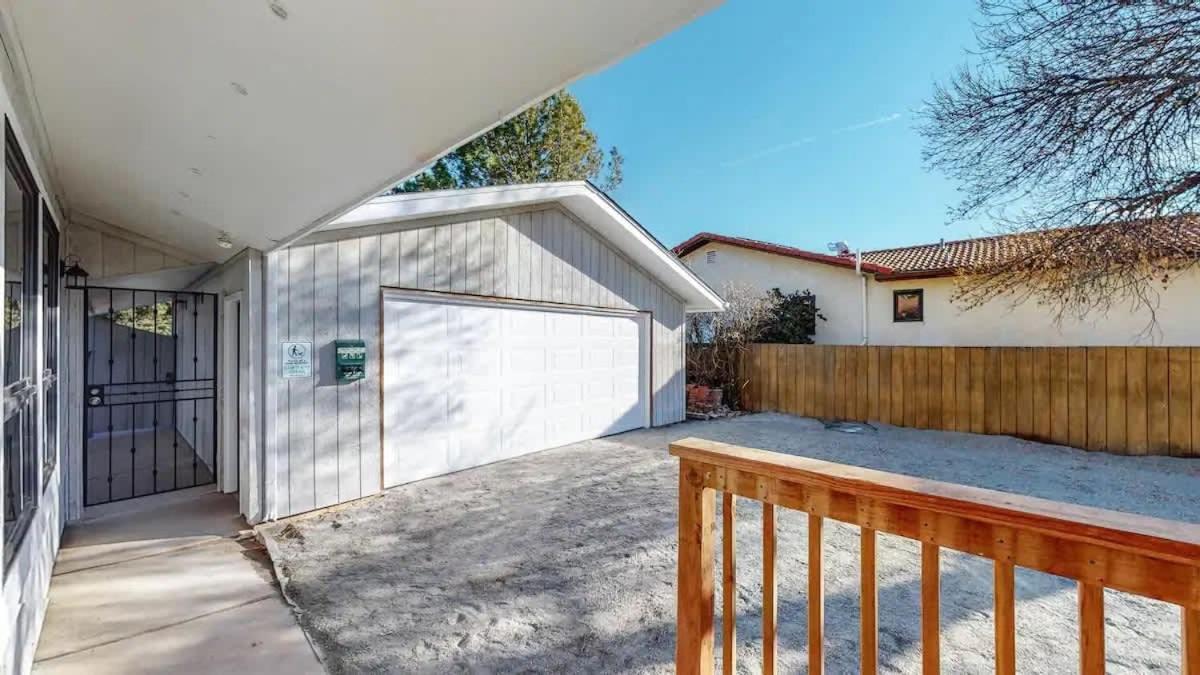 Sunny Family In With Huge Yard And Hot Tub Holiday home *