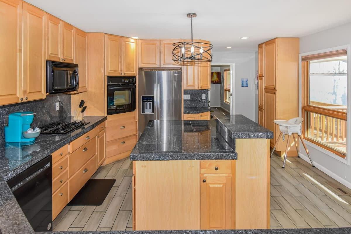 Sunny Family In With Huge Yard And Hot Tub * Denver
