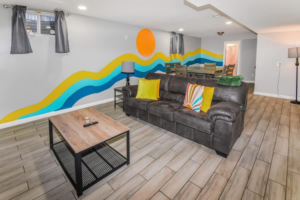Sunny Family In With Huge Yard And Hot Tub