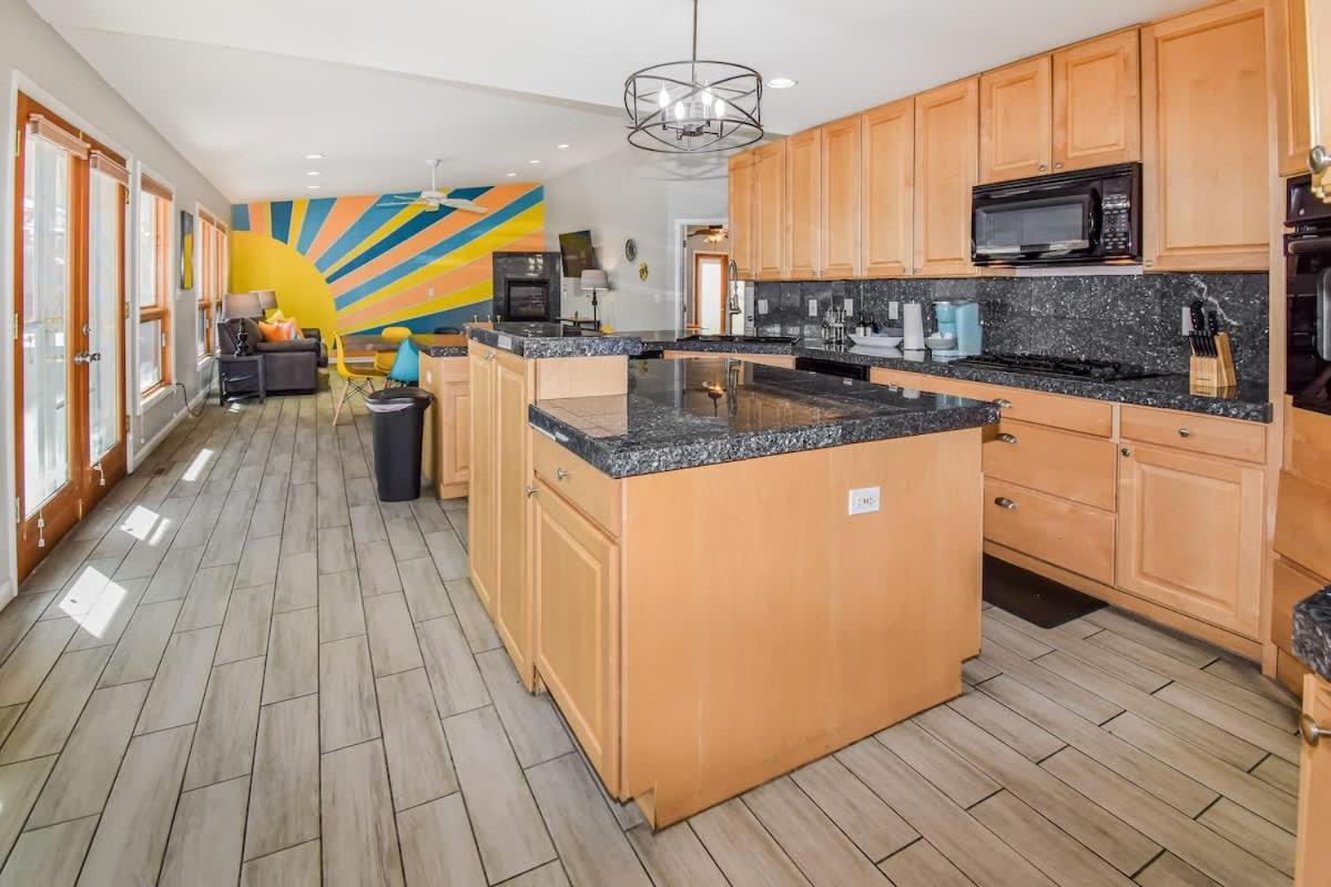 Sunny Family In With Huge Yard And Hot Tub Holiday home *
